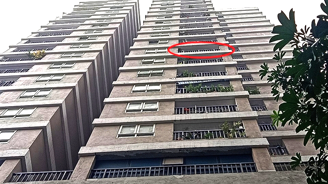 Nhân chứng la hét thất thanh, rớt nước mắt khi bé gái rơi từ tầng 13 được cứu - 1