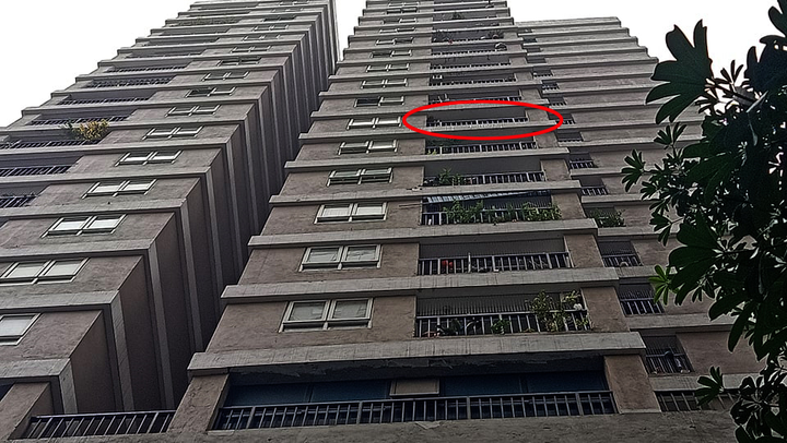 Vì sao bé gái hơn 2 tuổi trèo được qua lan can cao 1,5m? - 1