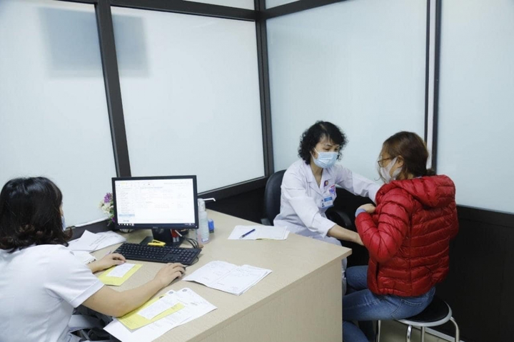 Bệnh nhân ung thư có nên tiêm vaccine COVID-19? - 1