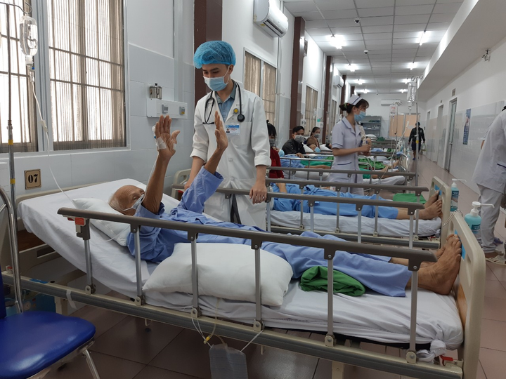 Thức dậy đi vệ sinh lúc 0h, cụ ông 84 tuổi đột ngột liệt nửa người - 1