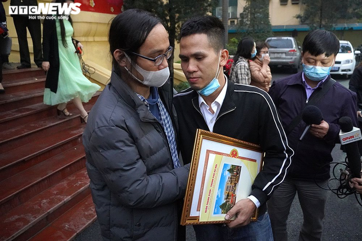 Bố bé gái rơi từ tầng 13 chung cư: Ở 4 năm, vẫn chưa lắp lưới bảo vệ ban công - 1