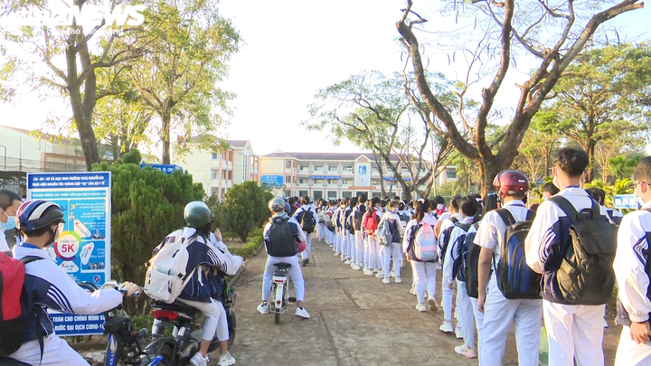 Học sinh chào cờ trong lớp học ngày trở lại trường - 3