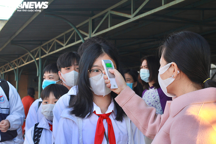 Học sinh chào cờ trong lớp học ngày trở lại trường - 4