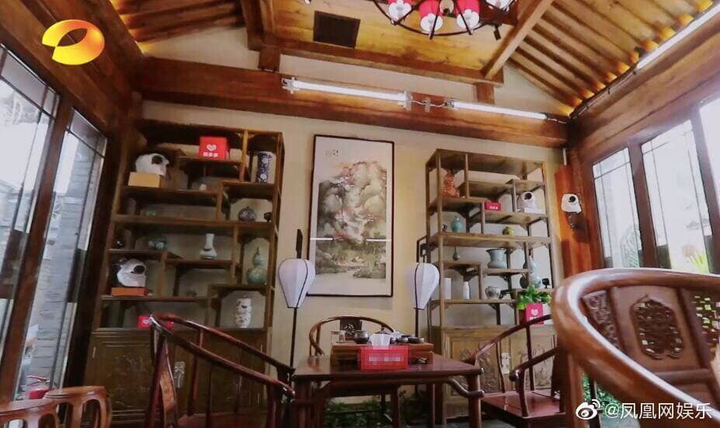 'Hòa Thân' của 'Tể tướng Lưu gù': Giàu nứt vách, quen vợ kém 20 tuổi qua mạng - 7