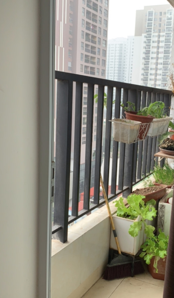 Nhân chứng la hét thất thanh, rớt nước mắt khi bé gái rơi từ tầng 13 được cứu - 2