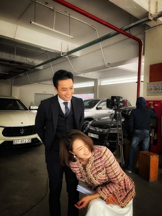 Hậu trường 'Hướng dương ngược nắng': Hồng Diễm ôm làm lành sau khi tát Hồng Đăng - 4