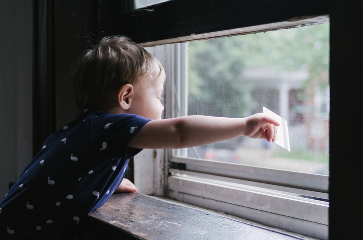 Cha mẹ nên làm gì để ngăn trẻ ngã khỏi ban công, cửa sổ? - 2
