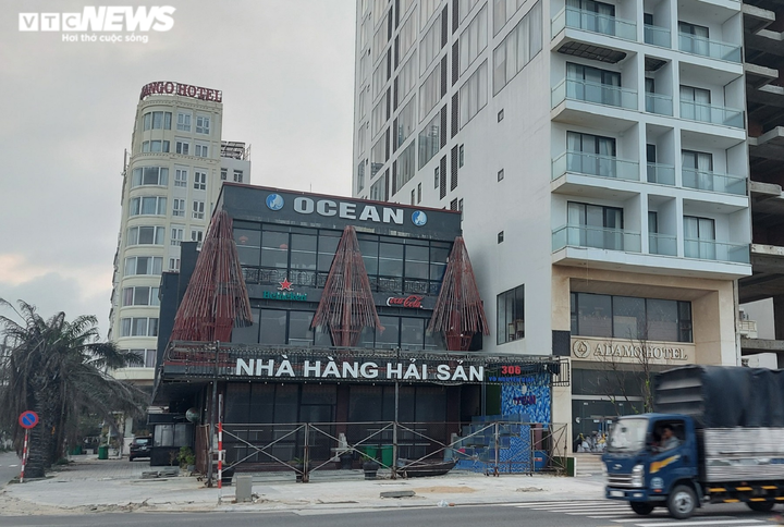 Vắng khách, nhà hàng, dịch vụ du lịch ven biển Đà Nẵng hoang vắng, tiêu điều - 4