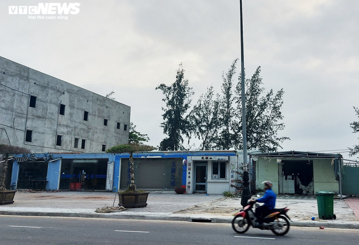 Vắng khách, nhà hàng, dịch vụ du lịch ven biển Đà Nẵng hoang vắng, tiêu điều - 2