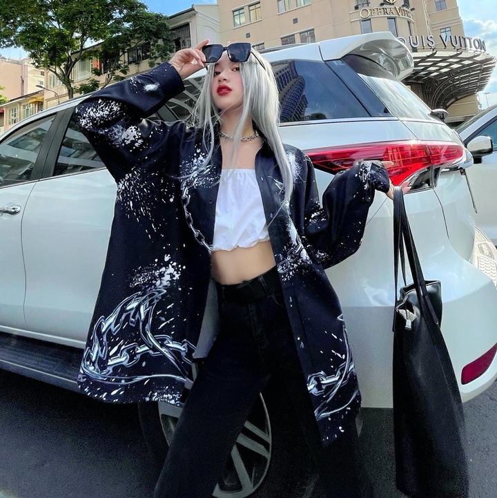 Không chuộng hàng hiệu, gen Z sành điệu mê tít outfits của Hades - 2