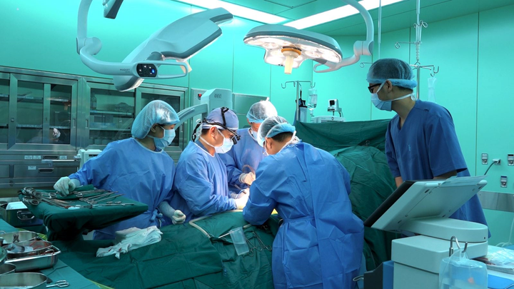 Chàng trai trẻ và nửa lá gan yêu thương hiến tặng cha - 2