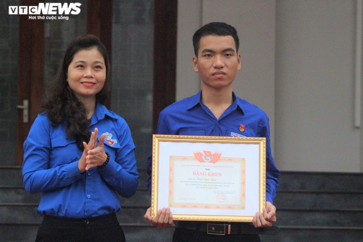 Tặng bằng khen cho chàng trai dũng cảm lao xuống biển cứu 3 học sinh thoát chết - 1