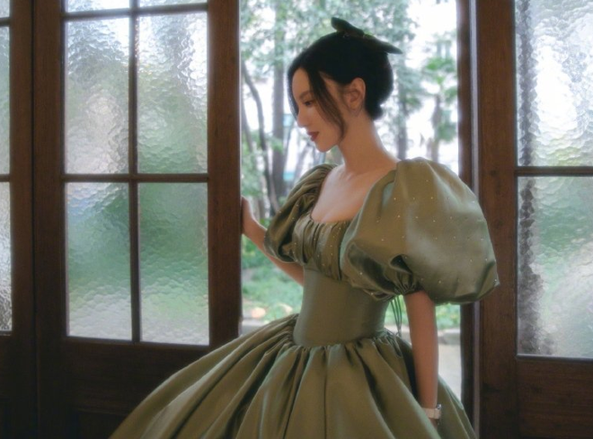 Váy chật khiến nữ diễn viên Trung Quốc phải nhập viện - 2