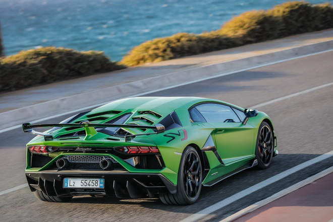 Lamborghini Aventador SVJ gặp lỗi bung nắp động cơ khi chạy - 2