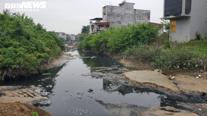 Bất chấp lệnh cấm, nước thải đen ngòm vẫn chảy ra sông Cầu - 3