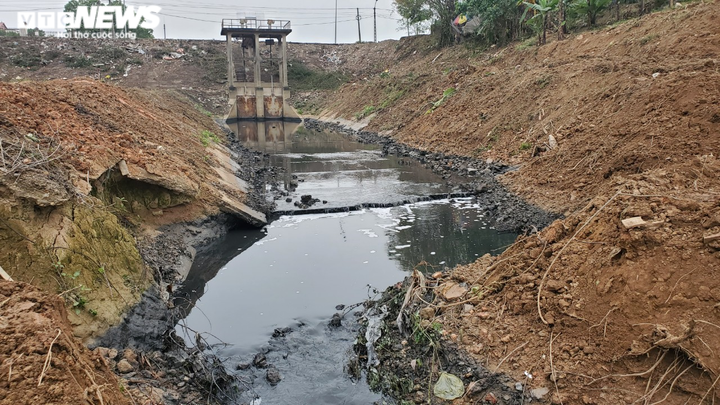 Bất chấp lệnh cấm, nước thải đen ngòm vẫn chảy ra sông Cầu - 1