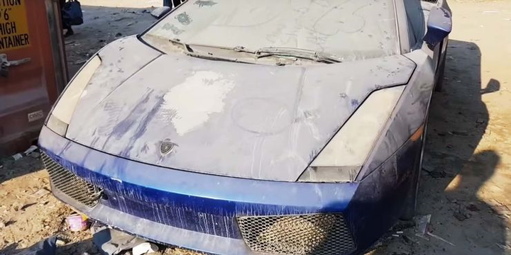 Bị bỏ quên, vứt xó, dàn xe sang phủ bụi, gỉ sắt - 1