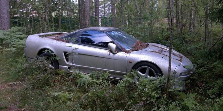 Bị bỏ quên, vứt xó, dàn xe sang phủ bụi, gỉ sắt - 2