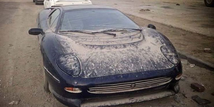 Bị bỏ quên, vứt xó, dàn xe sang phủ bụi, gỉ sắt - 4