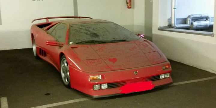 Bị bỏ quên, vứt xó, dàn xe sang phủ bụi, gỉ sắt - 5