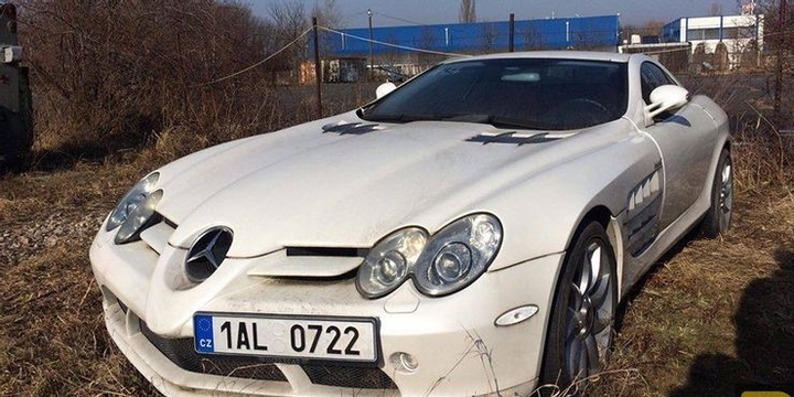 Bị bỏ quên, vứt xó, dàn xe sang phủ bụi, gỉ sắt - 7