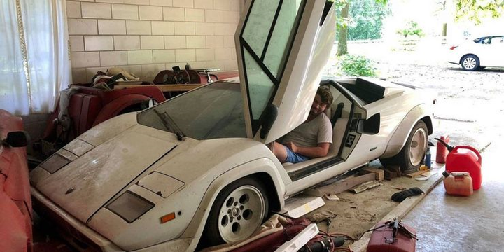 Bị bỏ quên, vứt xó, dàn xe sang phủ bụi, gỉ sắt - 8