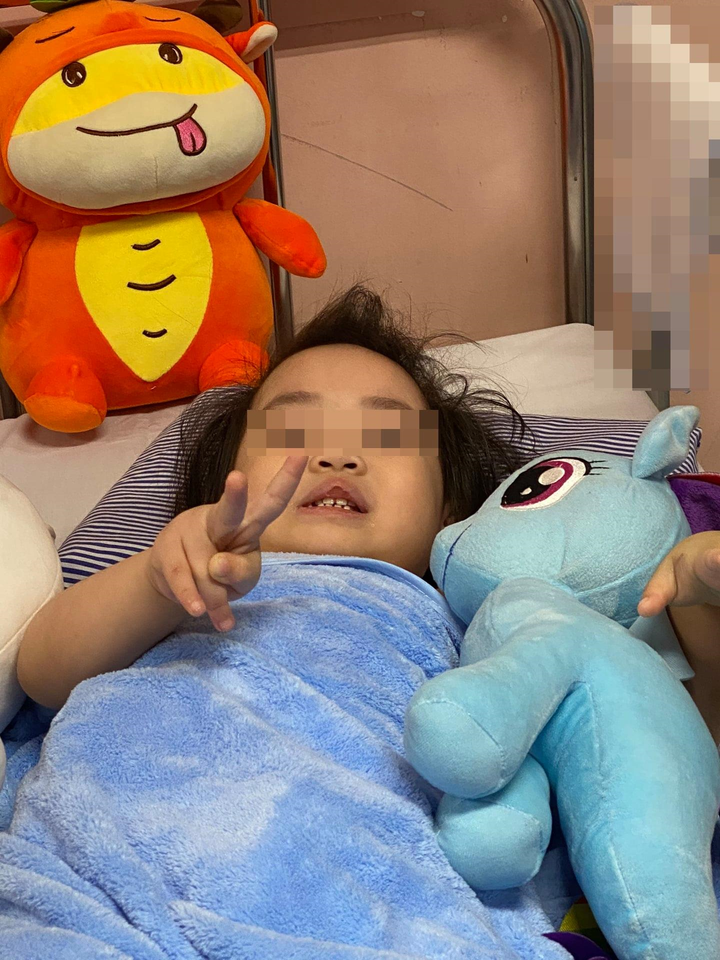 Bé gái 2 tuổi rơi từ tầng 13 chung cư sẽ ra viện vào ngày mai - 1