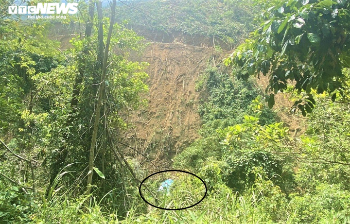 Xe tải rơi xuống vực sâu, đè chết người đang khai thác keo - 1