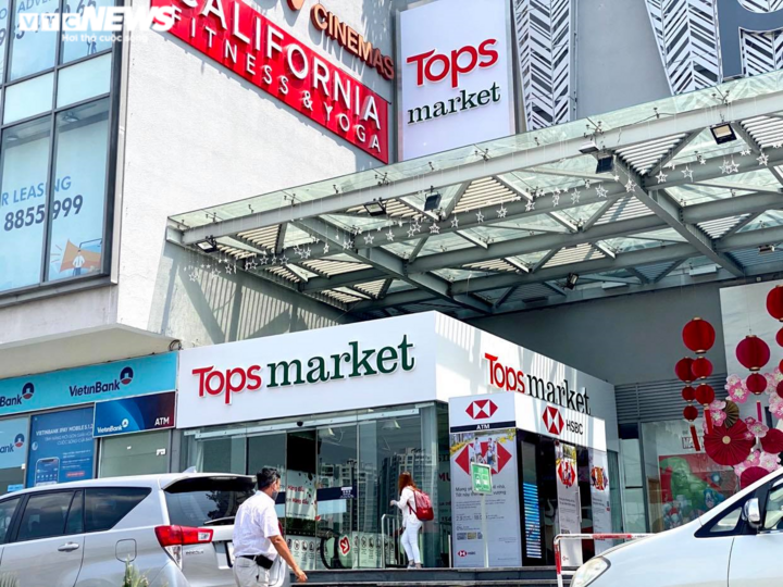 BigC 'thay tên đổi họ' thành Tops market, lác đác người Sài Gòn đến mua sắm - 1