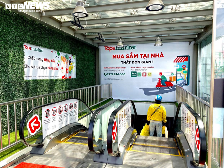 BigC 'thay tên đổi họ' thành Tops market, lác đác người Sài Gòn đến mua sắm - 2