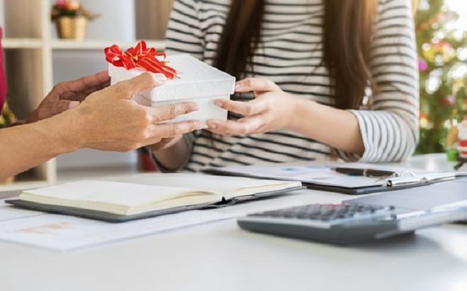 Phụ nữ muốn bình đẳng, sao cứ đỏ mắt mong ngóng quà 8/3? - 1