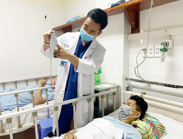 Cứu người đàn ông bị thanh sắt đâm xuyên mặt - 1