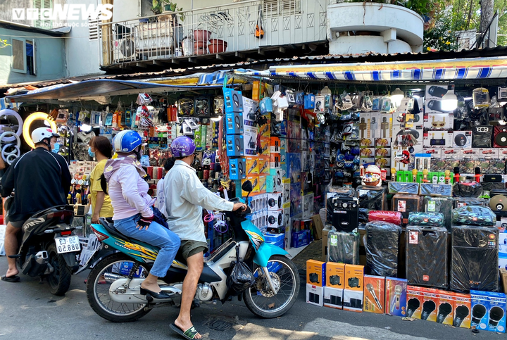 TP.HCM xử lý tiếng ồn karaoke tự phát: Người bán loa kéo đứng ngồi không yên - 4