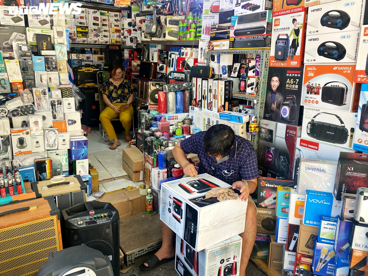 TP.HCM xử lý tiếng ồn karaoke tự phát: Người bán loa kéo đứng ngồi không yên - 2