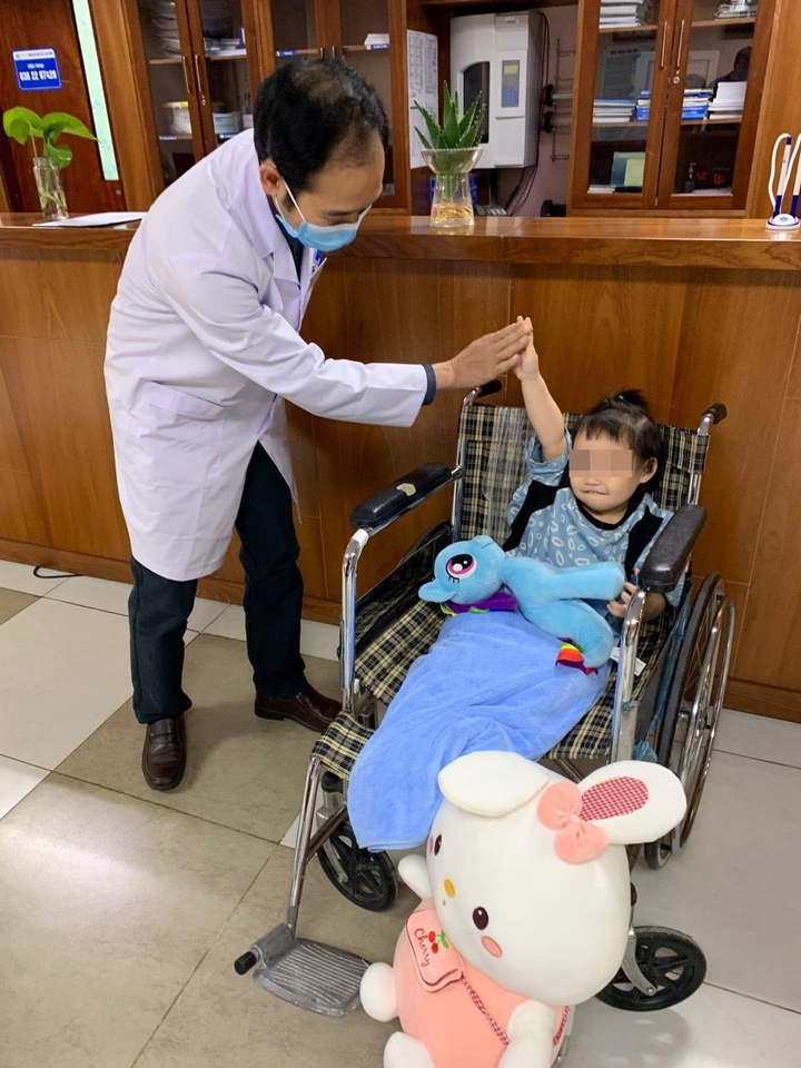 Bé gái rơi từ tầng 13 chung cư xuất viện, bố mẹ gửi lời cảm ơn y bác sĩ - 1