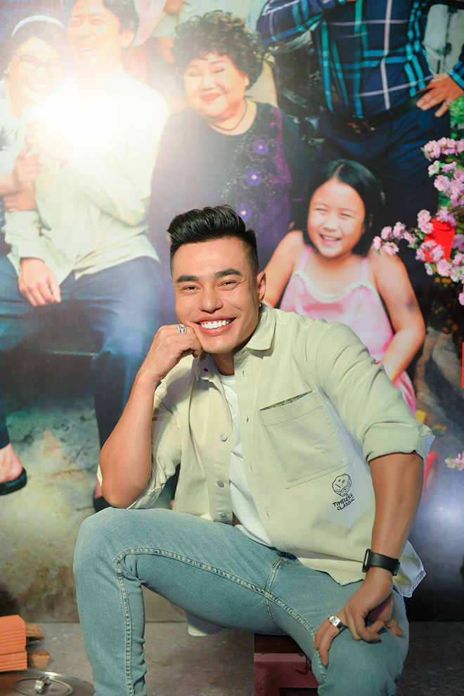 Ảnh: Hà Hồ, Kim Lý nhí nhảnh đùa giỡn với Trấn Thành - 17