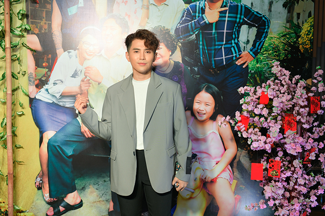Ảnh: Hà Hồ, Kim Lý nhí nhảnh đùa giỡn với Trấn Thành - 13