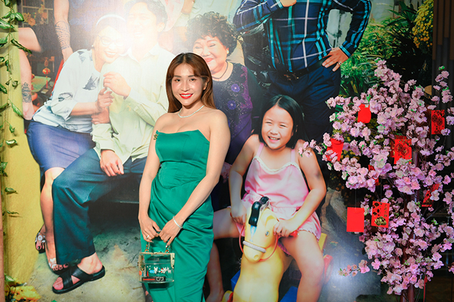 Ảnh: Hà Hồ, Kim Lý nhí nhảnh đùa giỡn với Trấn Thành - 12