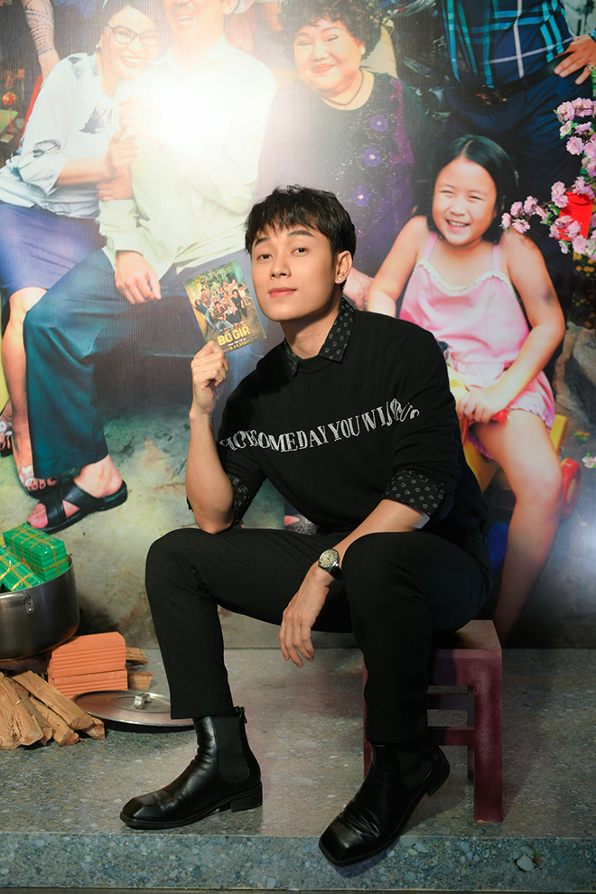 Ảnh: Hà Hồ, Kim Lý nhí nhảnh đùa giỡn với Trấn Thành - 1