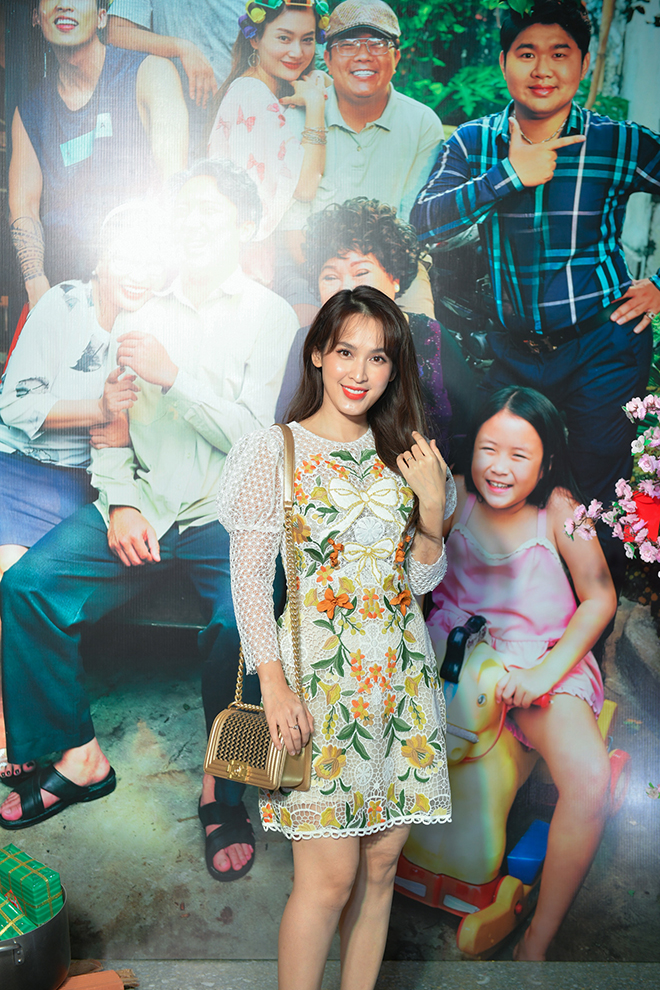 Ảnh: Hà Hồ, Kim Lý nhí nhảnh đùa giỡn với Trấn Thành - 8