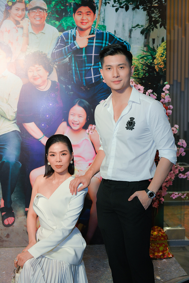 Ảnh: Hà Hồ, Kim Lý nhí nhảnh đùa giỡn với Trấn Thành - 6