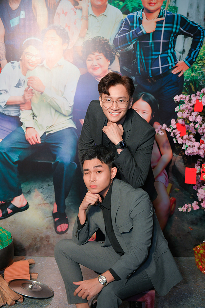 Ảnh: Hà Hồ, Kim Lý nhí nhảnh đùa giỡn với Trấn Thành - 3
