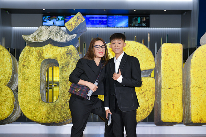 Ảnh: Hà Hồ, Kim Lý nhí nhảnh đùa giỡn với Trấn Thành - 5