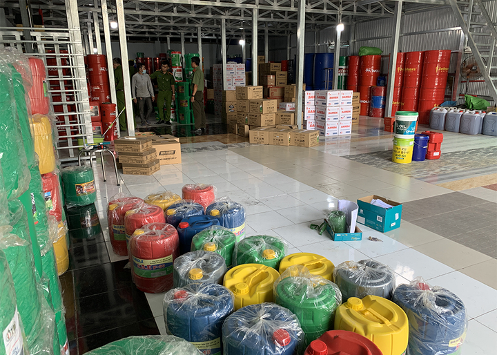 Giám đốc công ty sản xuất hàng giả chứa nhiều hung khí nguy hiểm trong nhà - 2