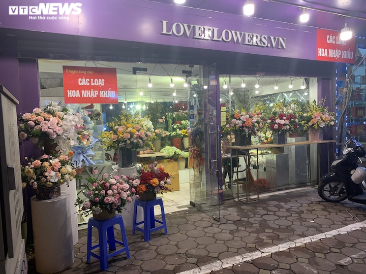 Hà Nội: Sát 8/3, hoa nội đắt gấp đôi, hoa ngoại giá trên trời vẫn cháy hàng - 6