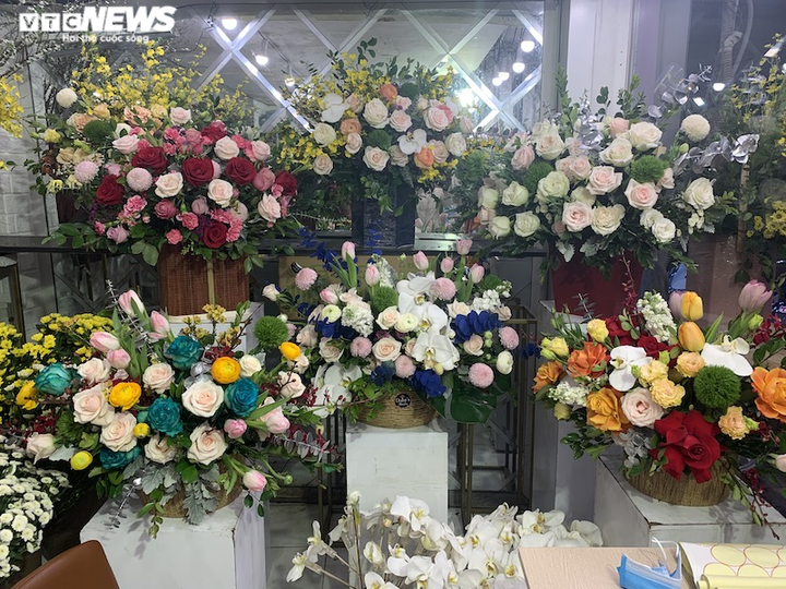 Hà Nội: Sát 8/3, hoa nội đắt gấp đôi, hoa ngoại giá trên trời vẫn cháy hàng - 5