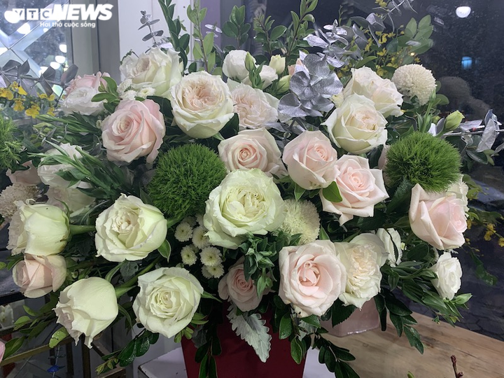 Hà Nội: Sát 8/3, hoa nội đắt gấp đôi, hoa ngoại giá trên trời vẫn cháy hàng - 7