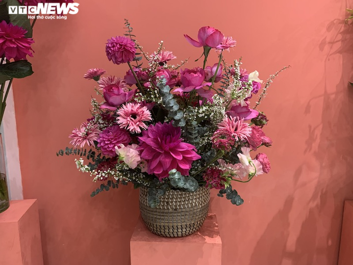 Hà Nội: Sát 8/3, hoa nội đắt gấp đôi, hoa ngoại giá trên trời vẫn cháy hàng - 10