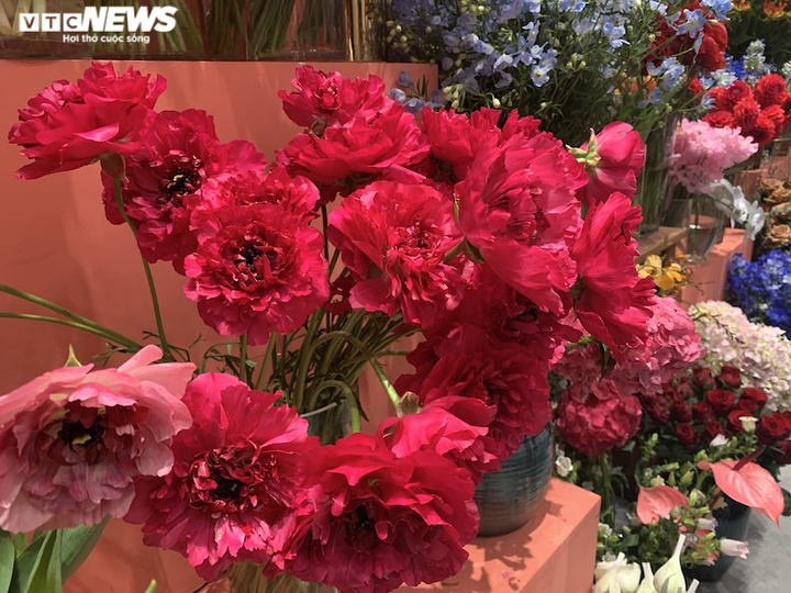 Hà Nội: Sát 8/3, hoa nội đắt gấp đôi, hoa ngoại giá trên trời vẫn cháy hàng - 9