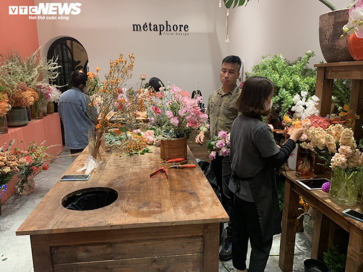 Hà Nội: Sát 8/3, hoa nội đắt gấp đôi, hoa ngoại giá trên trời vẫn cháy hàng - 8